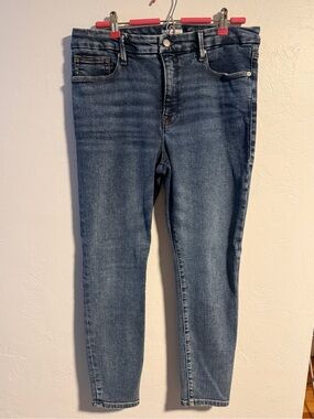 Good American Skinny Jeans — Medium Blue Wash